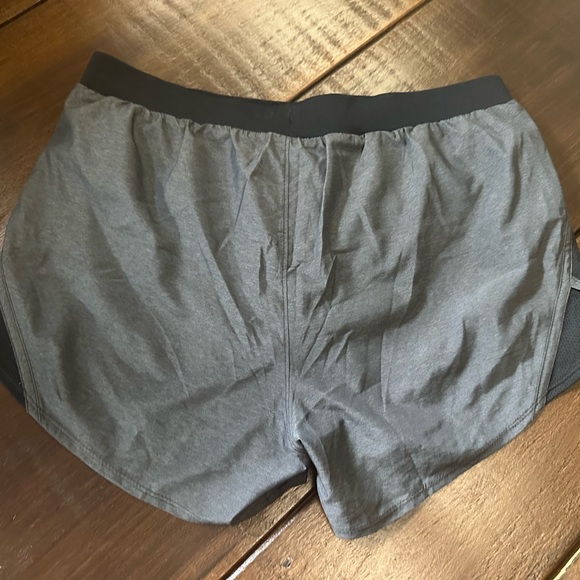 Under Armour Running Shorts - Picture 3 of 4